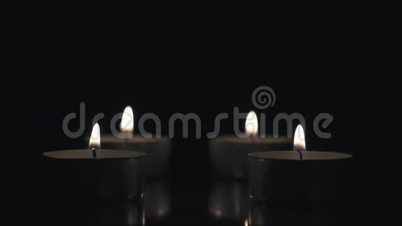 黑玻璃桌上有许多燃烧着的小蜡烛视频的预览图