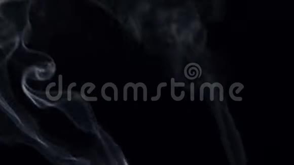 蓝色的烟雾在黑色的背景下升起视频的预览图