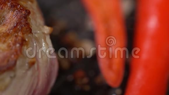 在平底锅中用辣椒准备牛排慢动作视频的预览图