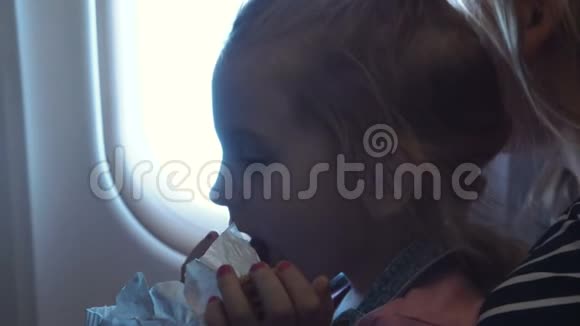 小女孩在飞机上吃饭视频的预览图