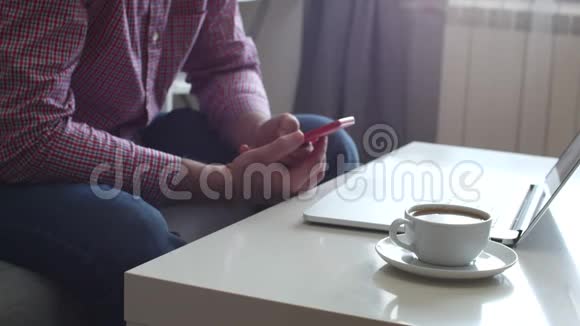 年轻商人用笔记本电脑在家工作年轻人用手打字短信滚动图片电话视频的预览图