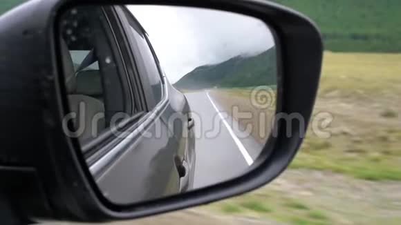 山景和汽车后视镜中的道路视频的预览图