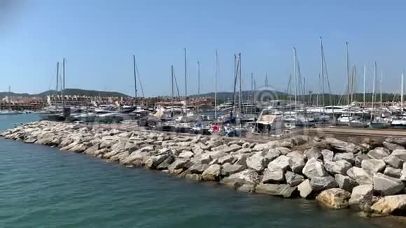 圣特洛佩斯码头上的游艇视频的预览图