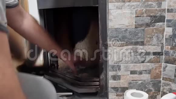 一个人从灰烬中清理壁炉视频的预览图