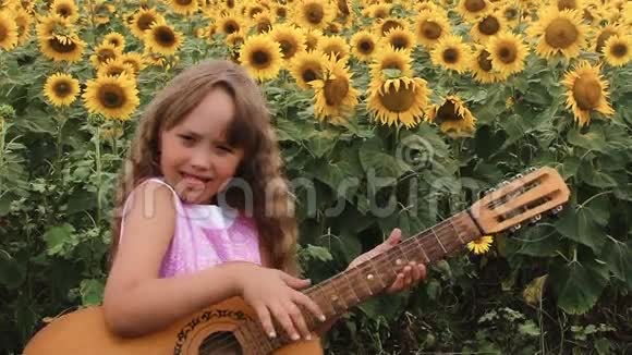 带吉他的女孩视频的预览图
