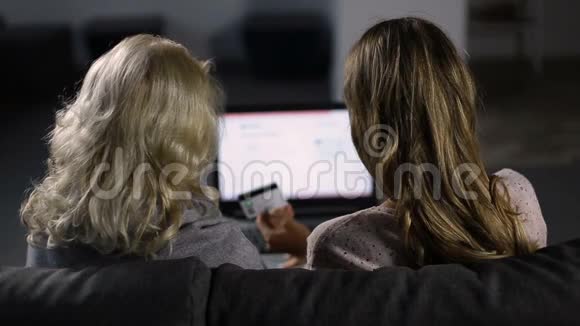 妇女在家用信用卡网上购物视频的预览图
