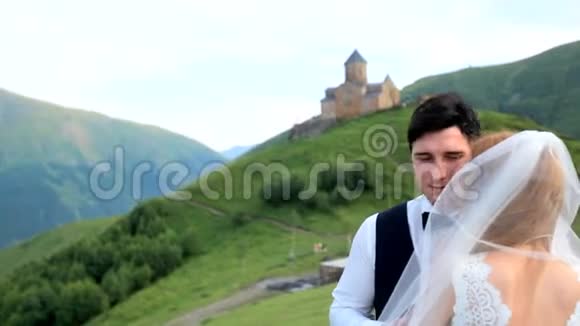 新郎新娘背景中一道壮丽的山景格鲁吉亚卡兹贝吉婚礼照片视频的预览图