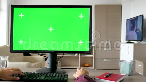 第一人称视图的滑动画面人手在电脑键盘上输入绿色大屏幕色度模型视频的预览图