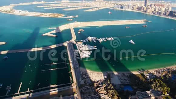朱美拉棕榈岛海滩在迪拜的时间流逝视频的预览图