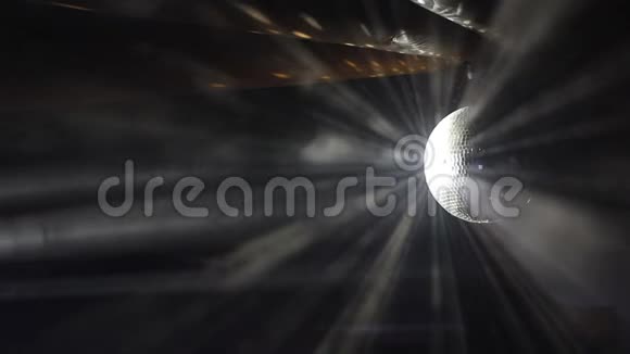 光线从迪斯科球反射照亮烟雾迪斯科球旋转无缝片黑色视频的预览图