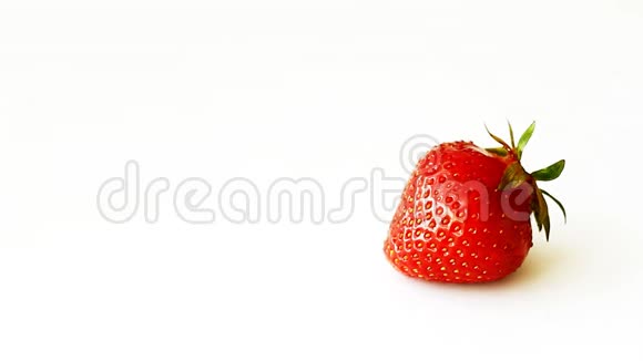 草莓加巧克力巧克力顺着成熟的草莓流下孤立于白色背景视频的预览图