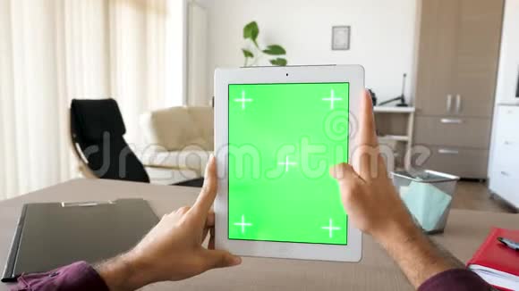 调情者的观点男性手握一台数字平板电脑手中拿着一个绿色屏幕色度模拟视频的预览图