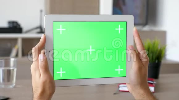 男子手持一个大数字滑石粉PC与绿色屏幕色度模拟水平模式视频的预览图