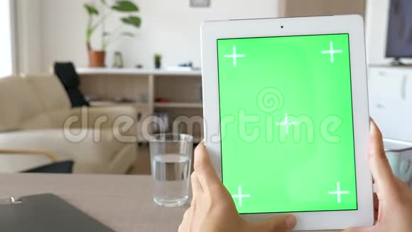 在带有绿色屏幕色度模型的数字平板电脑上缓慢滑动视频的预览图