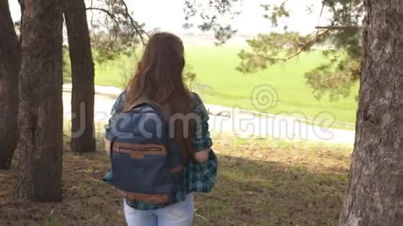 性感的旅行女孩肩膀上有一个背包一只狗把她的手臂伸直到一边享受自由狗狗视频的预览图