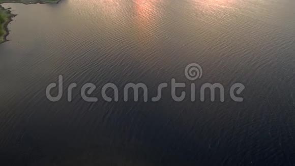海面上晚霞的倒影无人机在水面上的跨度美丽的北方自然视频的预览图