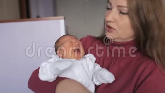 母亲抱着新生的女婴视频的预览图
