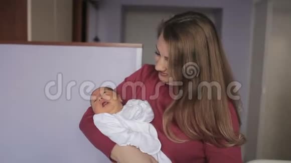 母亲抱着新生的女婴视频的预览图