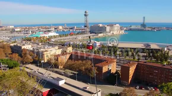 巴塞罗那港和红轮船从蒙朱亚奇出发视频的预览图