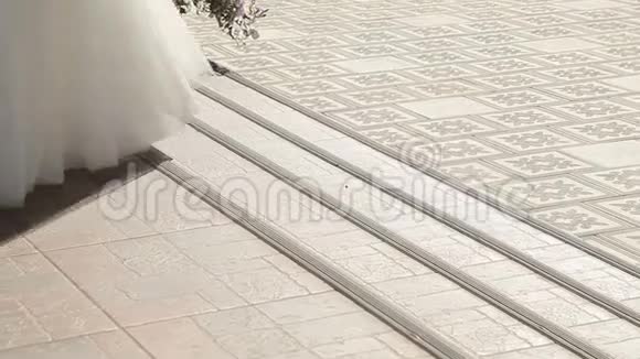 新娘的列车从楼梯上下来视频的预览图