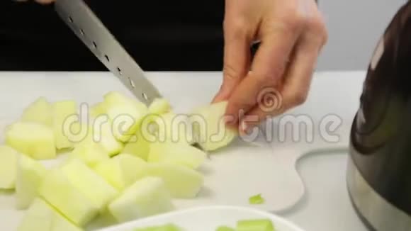 加工鲜苹果的切皮和切片健康食品配料视频的预览图