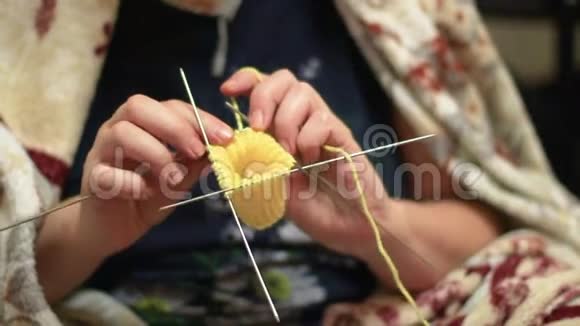 人们和家庭观念女人用钩子和黄纱编织视频的预览图