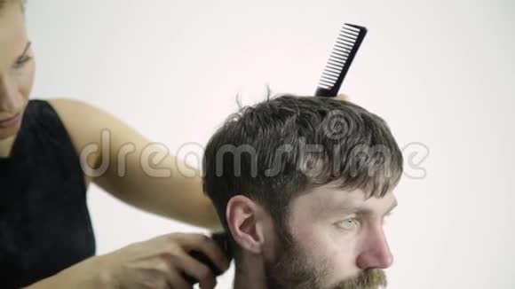 女理发师在理发店用剪头理发视频的预览图