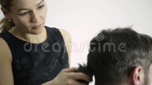 女理发师在理发店用剪头理发视频的预览图