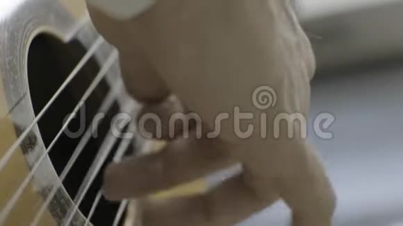 弹古典吉他右手视频的预览图