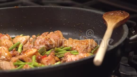 煮泰国菜盖帕德盖恩在一个热视频的预览图
