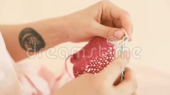 手工制作的爱好编织女人手在工作过程中录像片段视频的预览图
