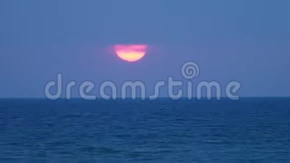 海上日落红色的太阳超出了地平线4K时间流逝视频的预览图