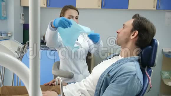 牙科医生为病人准备治疗视频的预览图