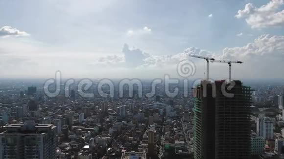 空中开阔的视野向亚洲首都移动建筑塔在城市后面伸展开来视频的预览图