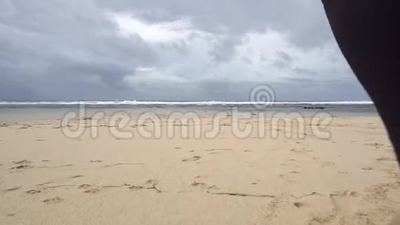 穿着运动服的女人跑到海边在海滩上举手视频的预览图