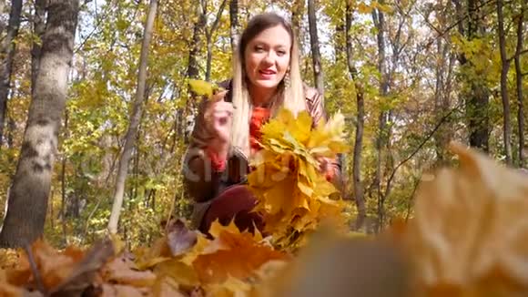 可爱的女人编织黄叶花环视频的预览图