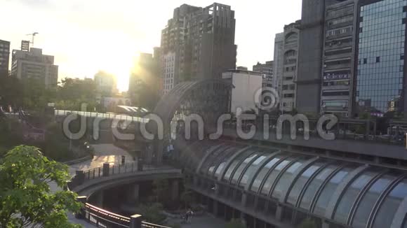4K台北市地铁大安公园站台湾城市景观日落视频的预览图