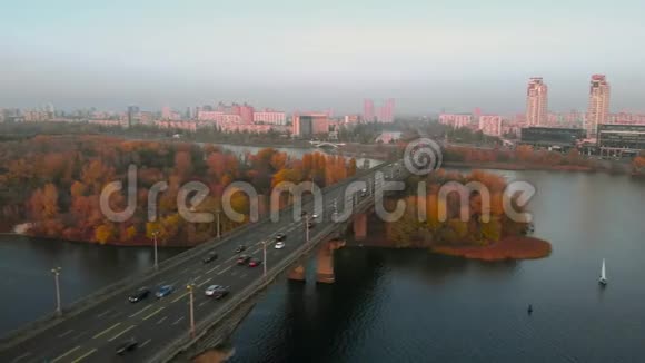 秋天的城市风景视频的预览图