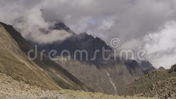 时间流逝一个美丽的山顶和移动的云俄罗斯西伯利亚科达尔岭视频的预览图