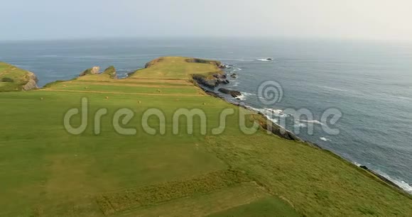 在西班牙坎塔布里亚海岸朝海飞行视频的预览图