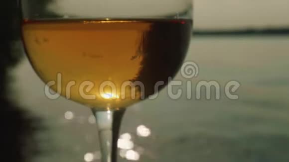 一杯白葡萄酒中的树木倒影视频的预览图