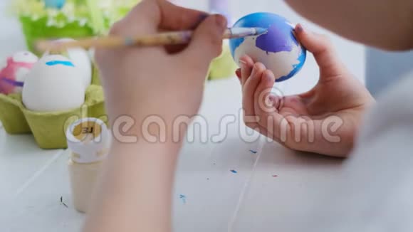 十几岁的女孩正在给鸡蛋着色视频的预览图