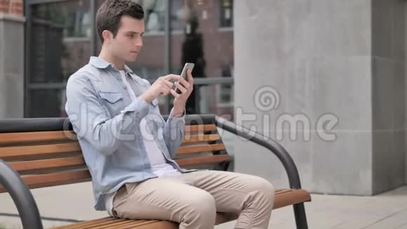 户外年轻人在使用智能手机时感到失落视频的预览图
