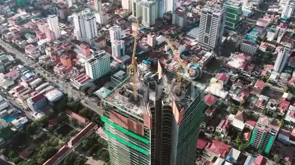 亚洲正在建造的综合住宅和办公大楼的鸟瞰图相机圈慢60fps视频的预览图