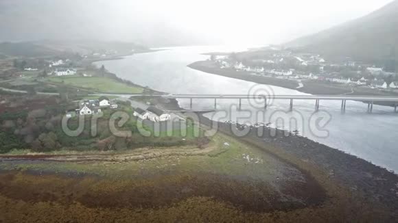 鸟瞰Dornie靠近历史悠久的爱尔兰多南城堡在雨中苏格兰视频的预览图