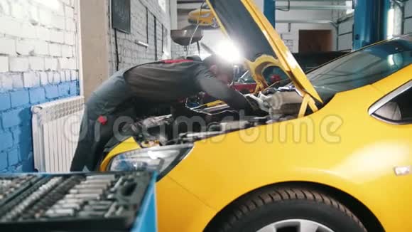 黄色汽车车库汽车服务敞篷发动机修理视频的预览图