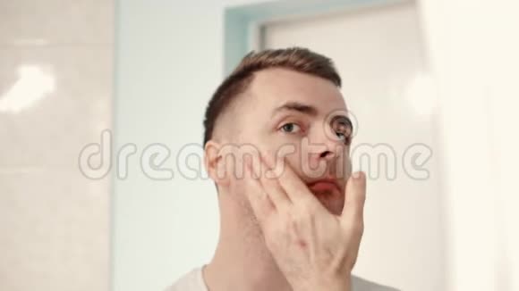 年轻人脸上涂着剃须泡沫视频的预览图