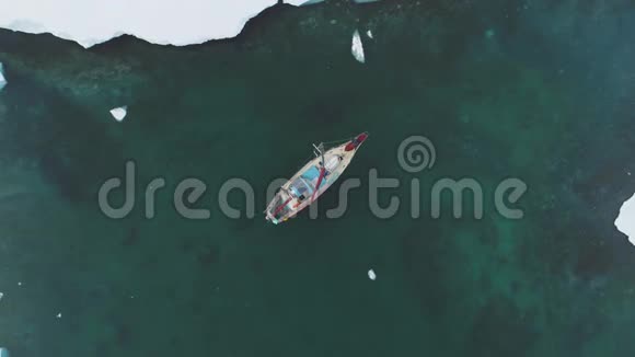 从上到下的北冰洋帆船视频的预览图