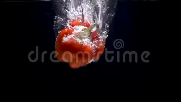 在水里落下甜红辣椒的视频视频的预览图