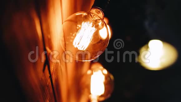 惊人美丽的灯泡特写挂在墙上的灯美丽的暖光视频的预览图